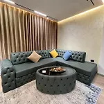 Queens Luxury Apartment