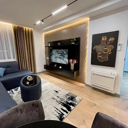 Queens Luxury Apartment